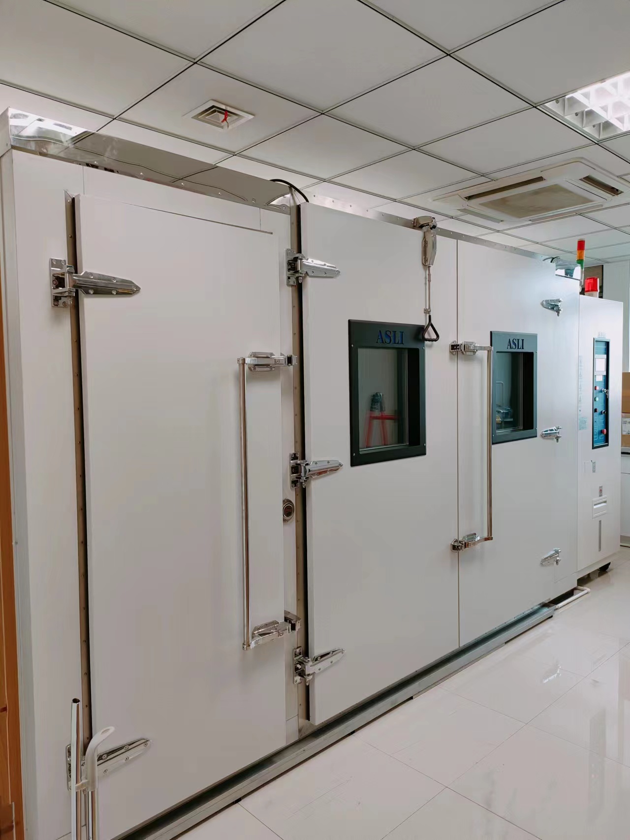 Walk-In Temperature & Humidity Chamber for Controlled Testing