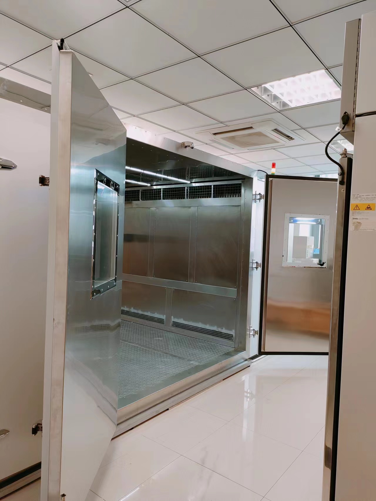 Walk-In Temperature & Humidity Chamber for Controlled Testing