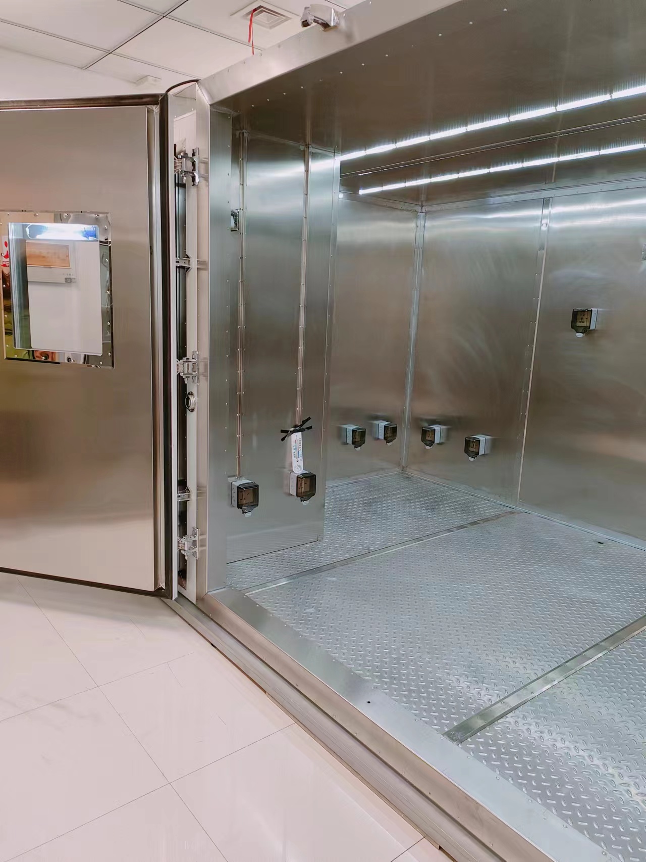 Walk-In Temperature & Humidity Chamber for Controlled Testing